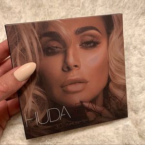 Huda Beauty Pink Sands 3D highlighter